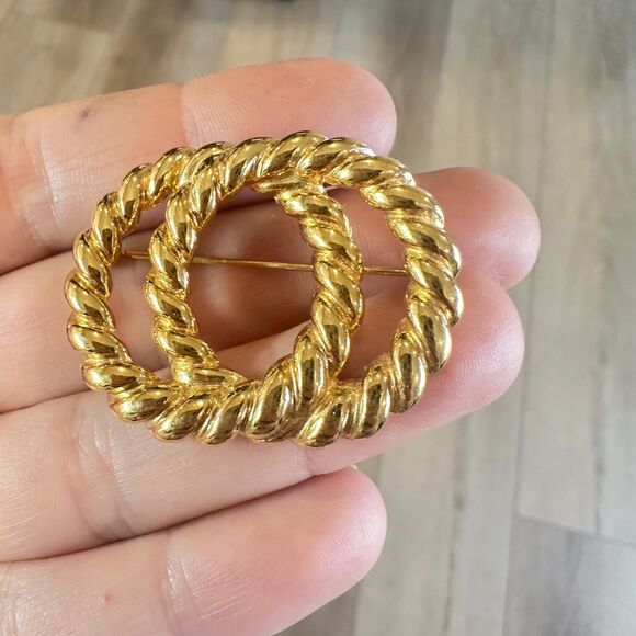 Vintage Jewelry Napier Double Knotted Circle Gold Tone Two Rings Pin - Picture 1 of 3